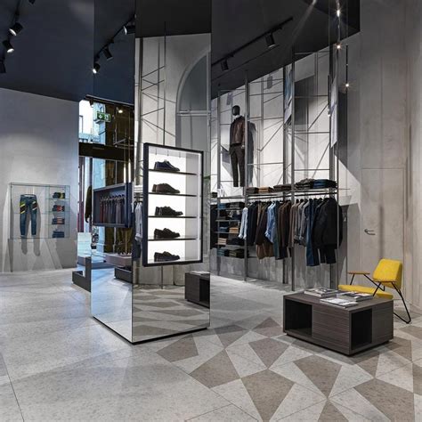 Riapre il flagship store di Milano 